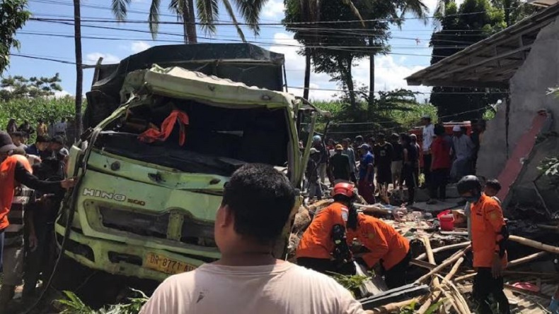 title Kecelakaan Truk Semen Tabrak Warung dan Rumah di Lombok Timur, 1 Orang Tewas 6 Luka Kecelakaan Truk Semen Tabrak Warung dan Rumah di Lombok Timur, 1 Orang Tewas 6 Luka