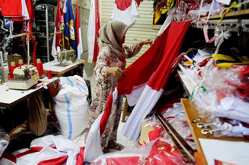 Jelang HUT ke-79 RI, Penjahit Bendera Merah Putih Banjir Orderan - Bagian 3