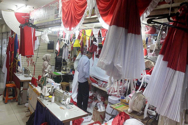 Jelang HUT ke-79 RI, Penjahit Bendera Merah Putih Banjir Orderan - Bagian 2