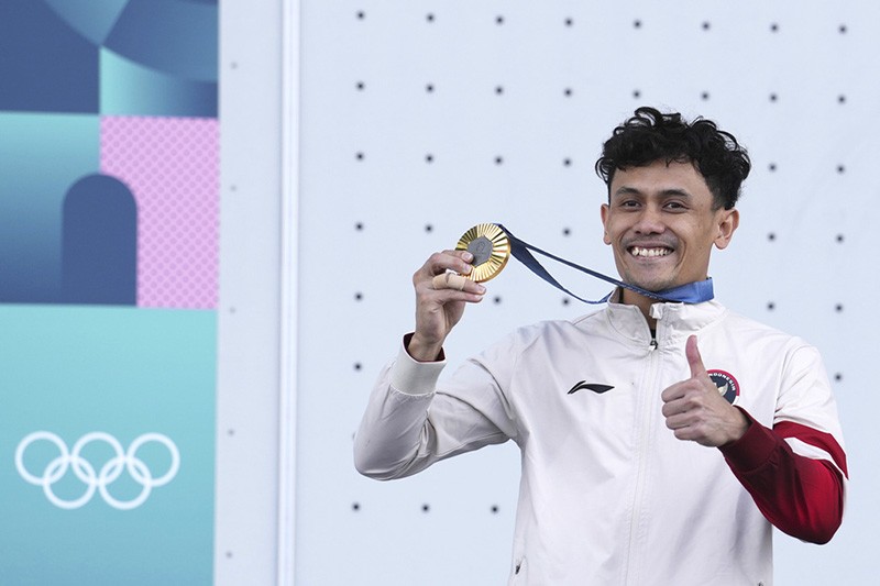 Ekspresi Atlet Panjat Tebing Veddriq Leonardo Gigit Medali Emas Olimpiade 2024 - Bagian 4