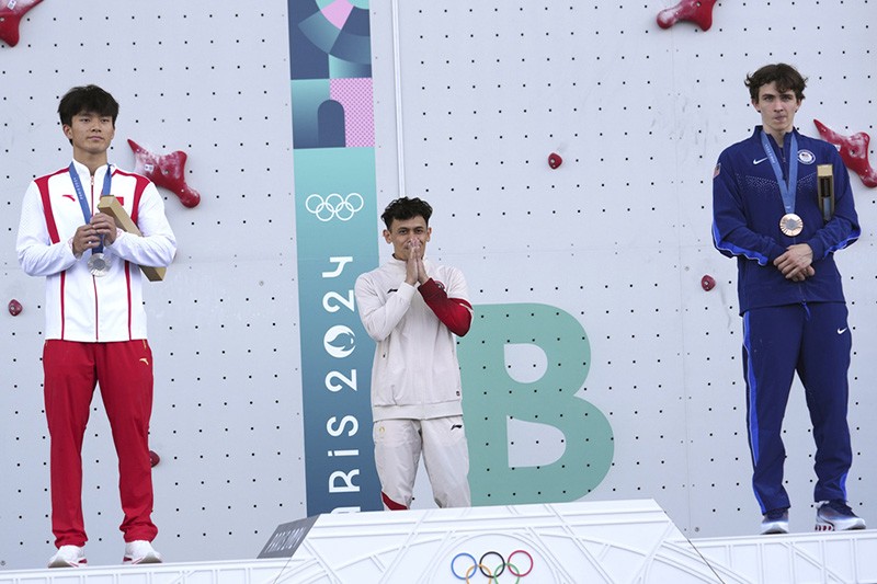 Ekspresi Atlet Panjat Tebing Veddriq Leonardo Gigit Medali Emas Olimpiade 2024 - Bagian 2