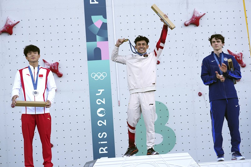 Ekspresi Atlet Panjat Tebing Veddriq Leonardo Gigit Medali Emas Olimpiade 2024 - Bagian 3