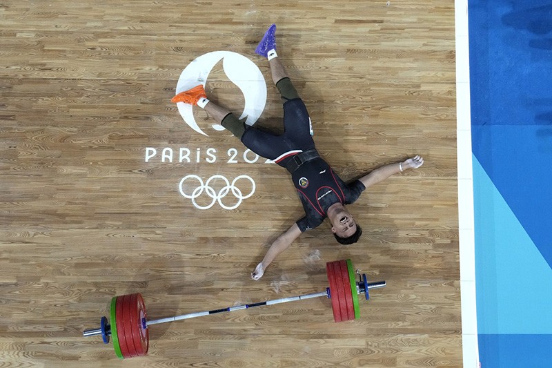 Lifter Indonesia Rizky Juniansyah Bersujud usai Rebut Medali Emas Olimpiade 2024 - Bagian 3