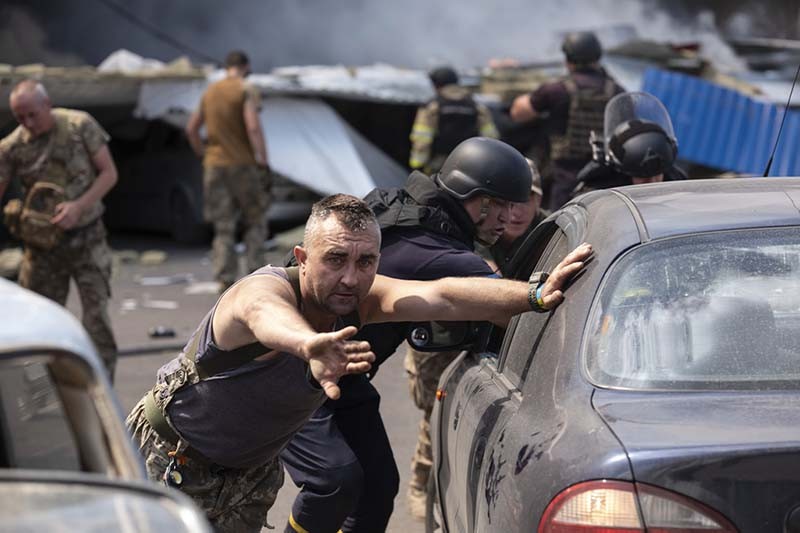 Balas Serangan Ukraina ke Rusia, Pasukan Putin Hancurkan Supermarket di Donetsk - Bagian 3
