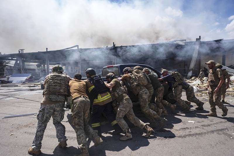 Balas Serangan Ukraina ke Rusia, Pasukan Putin Hancurkan Supermarket di Donetsk - Bagian 2