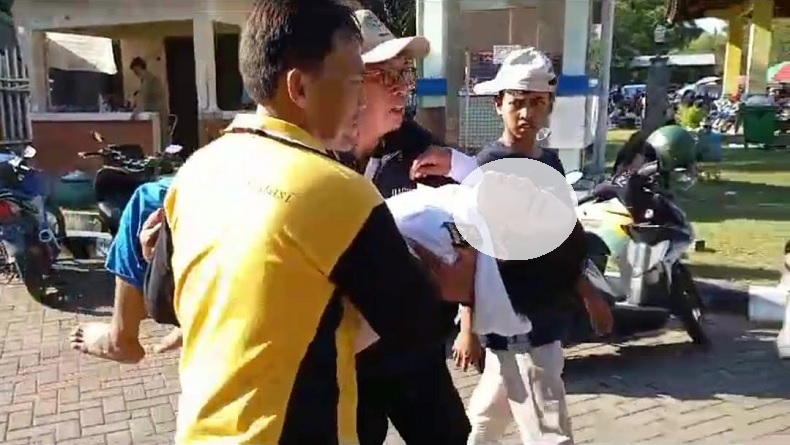 Cuaca Terik, Peserta Lomba Gerak Jalan di Bangkalan Berjatuhan