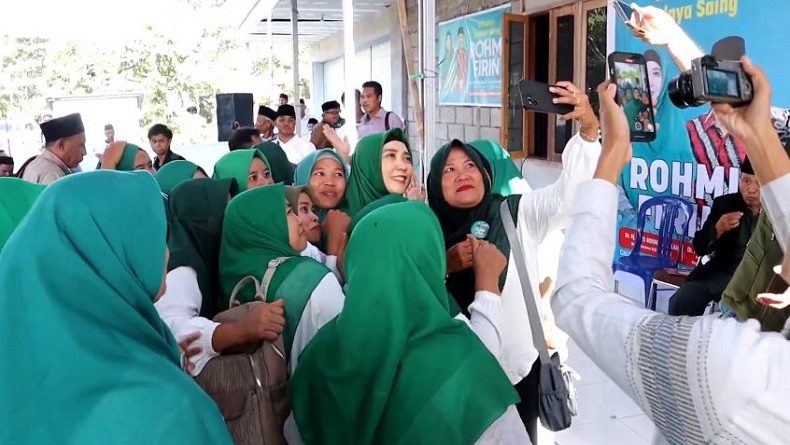 Kukuhkan Relawan Rohmi-Firin Lombok Tengah, Sitti Rohmi: Kita Siap Menangkan Pilgub NTB
