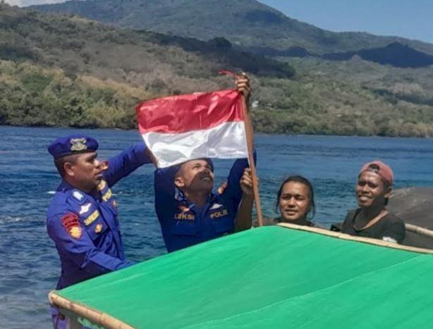 Jelang HUT RI, Polairud Polda NTT Sebar Bendera Merah Putih di 3 Pulau