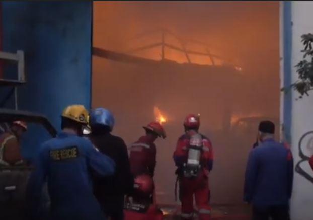 Kebakaran Hebat Gudang Biskuit di Makassar, Puluhan Mobil Damkar Dikerahkan