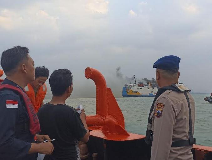 Polisi Pastikan Tak Ada Korban dalam Kebakaran KM Kirana 1 di Laut Semarang