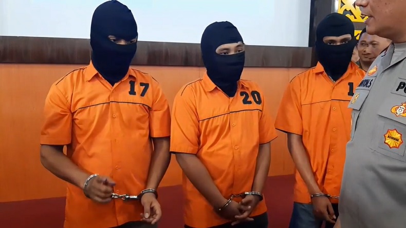 title Penembakan di Belawan Terekam CCTV, 3 Orang Ditangkap 2 Diburu Penembakan di Belawan Terekam CCTV, 3 Orang Ditangkap 2 Diburu