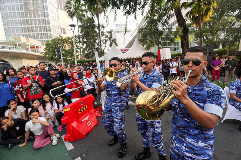 Swa Bhuwana Paksa TNI AU Konser di Bundaran HI, Warga Ikut Bernyanyi hingga Joget - Bagian 1