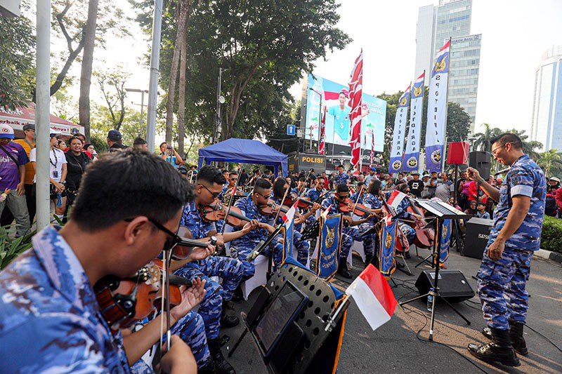 Swa Bhuwana Paksa TNI AU Konser di Bundaran HI, Warga Ikut Bernyanyi hingga Joget - Bagian 3
