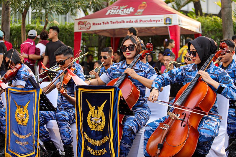 Swa Bhuwana Paksa TNI AU Konser di Bundaran HI, Warga Ikut Bernyanyi hingga Joget - Bagian 2