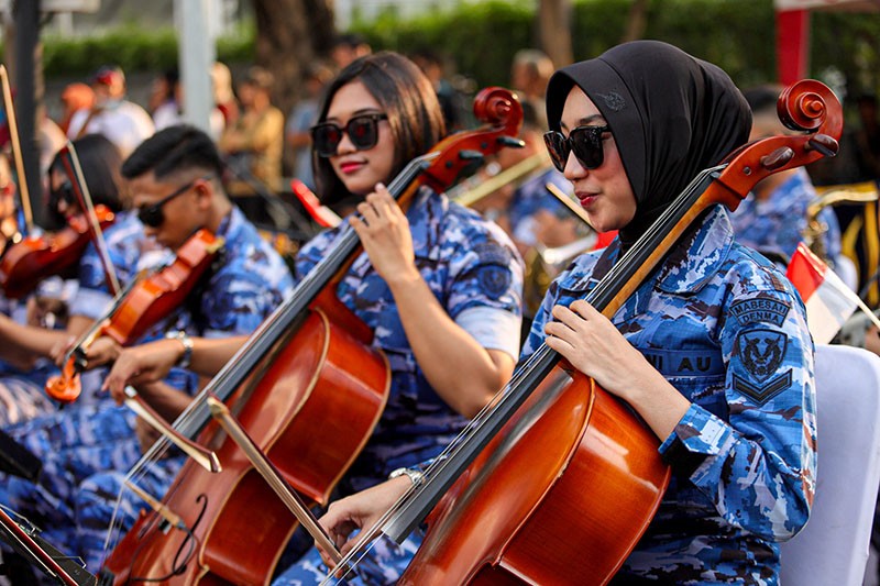 Swa Bhuwana Paksa TNI AU Konser di Bundaran HI, Warga Ikut Bernyanyi hingga Joget - Bagian 6