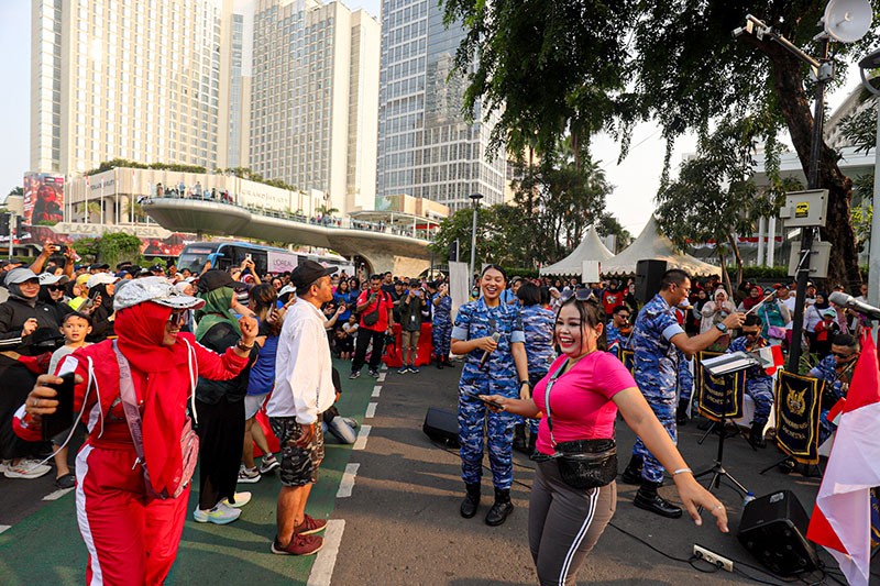 Swa Bhuwana Paksa TNI AU Konser di Bundaran HI, Warga Ikut Bernyanyi hingga Joget - Bagian 7
