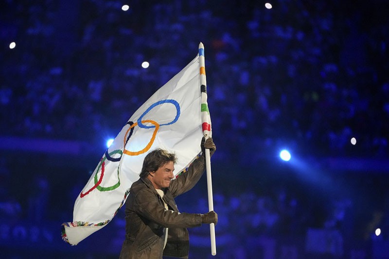 Aksi Mission Impossible Tom Cruise Lompat dari Atap Stade de France - Bagian 3