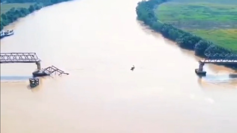 title Jembatan Lalan Muba Ambruk Ditabrak Tugboat Batu Bara, Akses Warga Terputus Jembatan Lalan Muba Ambruk Ditabrak Tugboat Batu Bara, Akses Warga Terputus