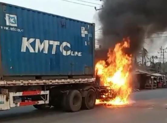title Truk Terbakar di Serang, Api dari Percikan Motor yang Ditabrak hingga Terseret di Kolong Truk Terbakar di Serang, Api dari Percikan Motor yang Ditabrak hingga Terseret di Kolong