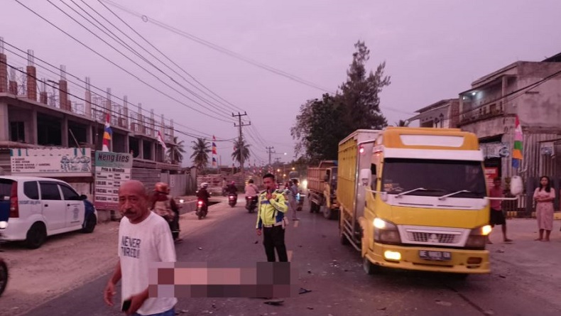 title Kecelakaan Maut di Pringsewu, Pemotor Tewas Tabrak Truk Hendak Antre BBM di SPBU Kecelakaan Maut di Pringsewu, Pemotor Tewas Tabrak Truk Hendak Antre BBM di SPBU