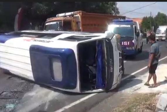 Mobil Elf Rombongan Pesilat Terguling usai Ngebut di Jombang, 4 Luka-Luka