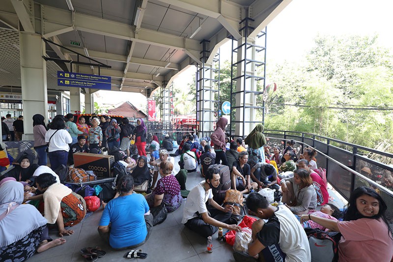 Korban Kebakaran Permukiman Padat Manggarai Mengungsi di Stasiun - Bagian 3