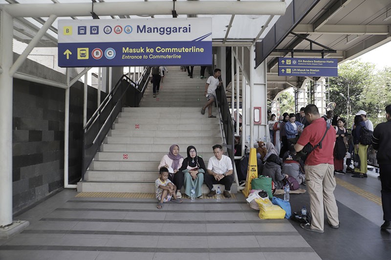 Korban Kebakaran Permukiman Padat Manggarai Mengungsi di Stasiun - Bagian 4