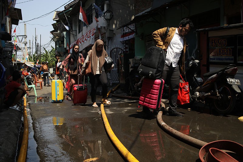 Korban Kebakaran Permukiman Padat Manggarai Mengungsi di Stasiun - Bagian 1