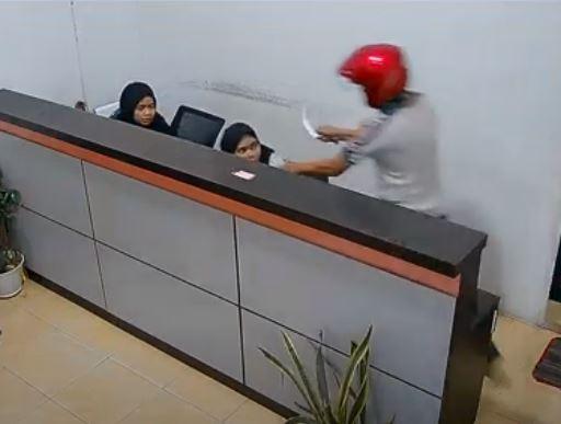 Perampok Berkaus Polisi Gasak Uang Rp76 Juta dari Kios Agen Bank di Pelalawan