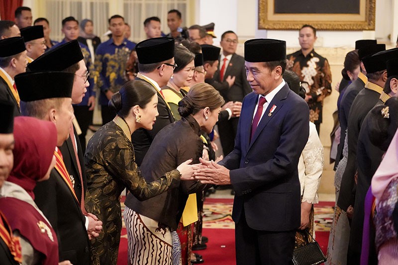 Momen Angela Tanoesoedibjo Terima Tanda Kehormatan Bintang Jasa Utama dari Presiden Jokowi - Bagian 1