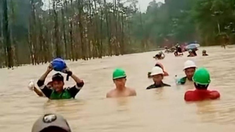 title Diguyur Hujan Lebat, Banjir 2 Meter Kepung Halmahera Tengah Maluku Utara Diguyur Hujan Lebat, Banjir 2 Meter Kepung Halmahera Tengah Maluku Utara