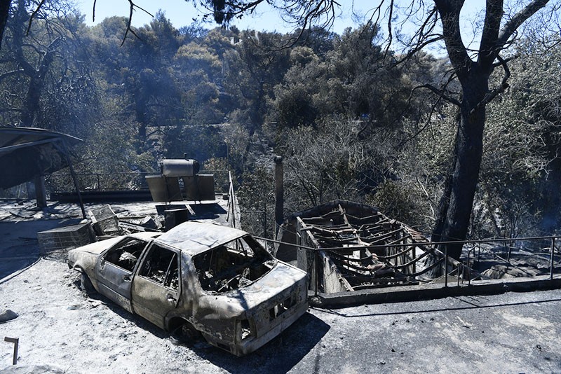 Kebakaran Hutan Menjalar ke Permukiman Hanguskan Rumah dan Kendaraan di Yunani - Bagian 1