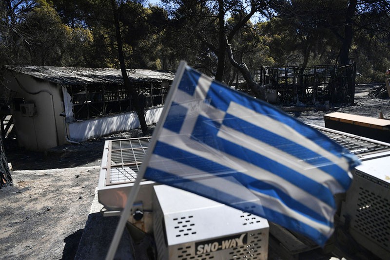 Kebakaran Hutan Menjalar ke Permukiman Hanguskan Rumah dan Kendaraan di Yunani - Bagian 2