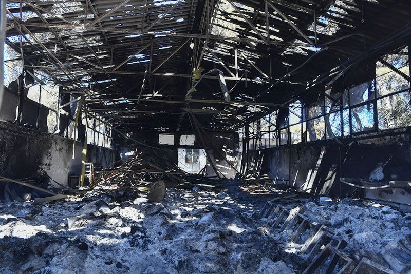 Kebakaran Hutan Menjalar ke Permukiman Hanguskan Rumah dan Kendaraan di Yunani - Bagian 3