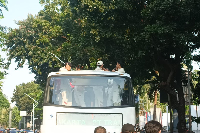 Pawai Olimpian Paris 2024, Veddriq Leonardo dan Rizky Juniansyah Pamer Medali Emas - Bagian 3