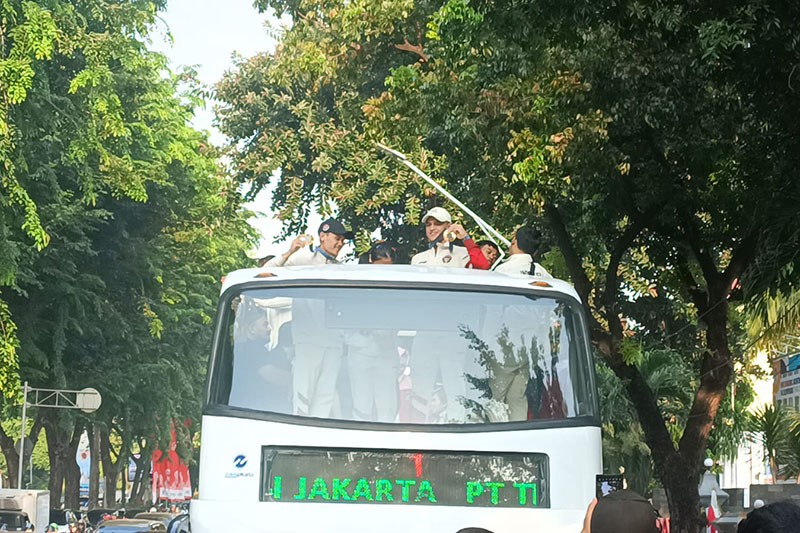 Pawai Olimpian Paris 2024, Veddriq Leonardo dan Rizky Juniansyah Pamer Medali Emas - Bagian 2