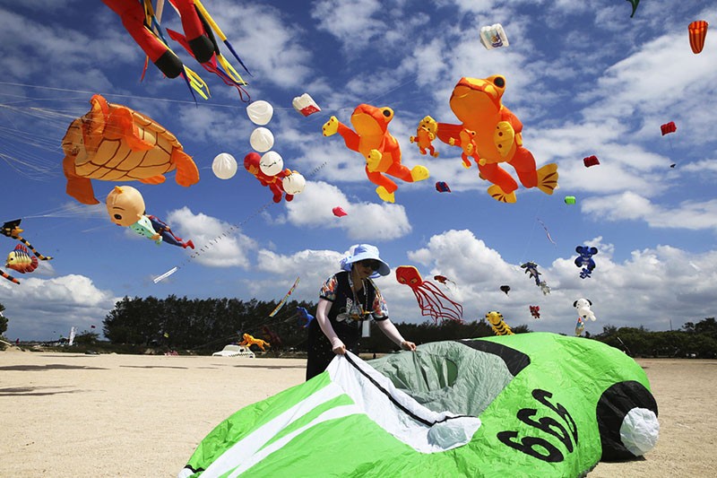 Superman dan Iron Man Terbang di Langit Pantai Sanur Bali - Bagian 3