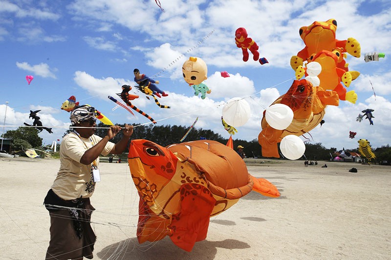 Superman dan Iron Man Terbang di Langit Pantai Sanur Bali - Bagian 1