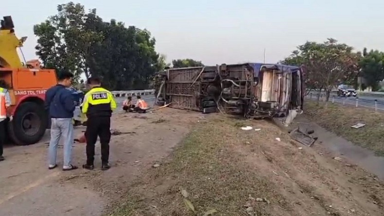 Kecelakaan Maut 1 Tewas 2 Luka-Luka di Tol Jombang, Bus Terseret Sejauh 150 Meter