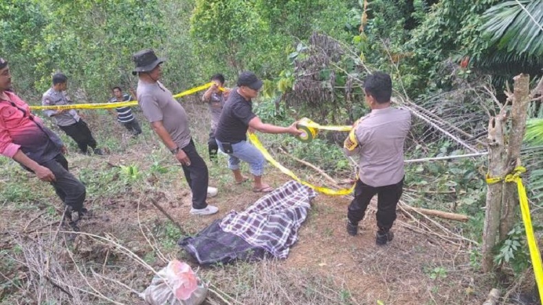 title Kolaka Utara Geger, Mayat Lansia Ditemukan Tergeletak di Lahan Kebun Kolaka Utara Geger, Mayat Lansia Ditemukan Tergeletak di Lahan Kebun