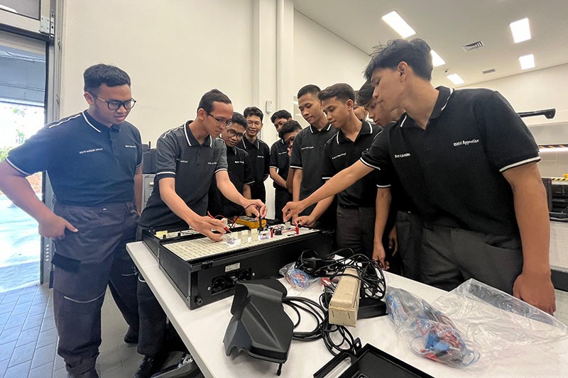 Kembangkan Keterampilan di Bidang Otomotif, BMW Indonesia Cetak Teknisi Muda - Bagian 5