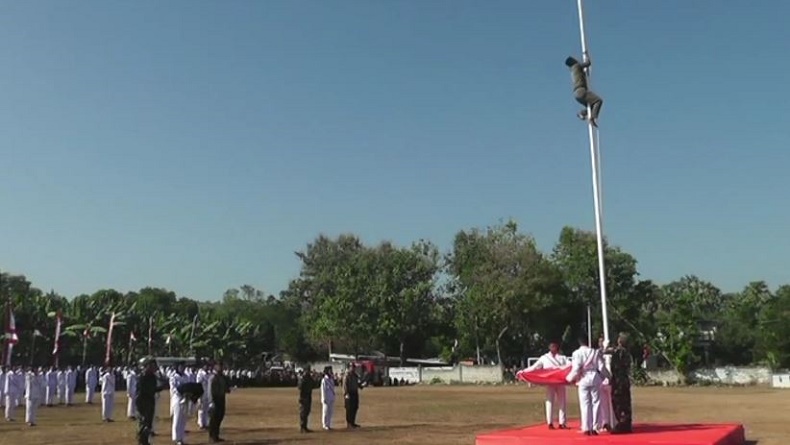 title Aksi Heroik Anggota Satpol PP Lamongan di HUT RI, Panjat Tiang Bendera Pasang Kait Terlepas Aksi Heroik Anggota Satpol PP Lamongan di HUT RI, Panjat Tiang Bendera Pasang Kait Terlepas
