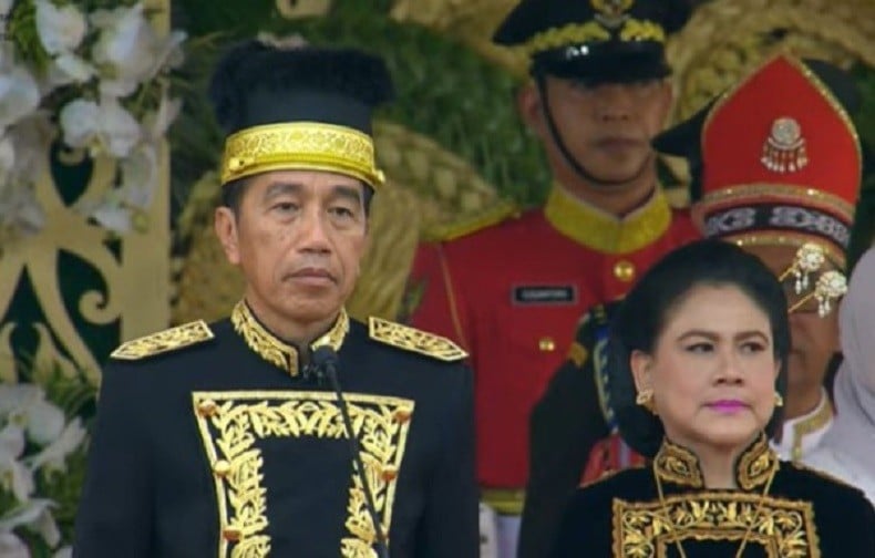 Presiden Jokowi Kenakan Baju Adat Kutai Kaltim saat Jadi Inspektur Upacara