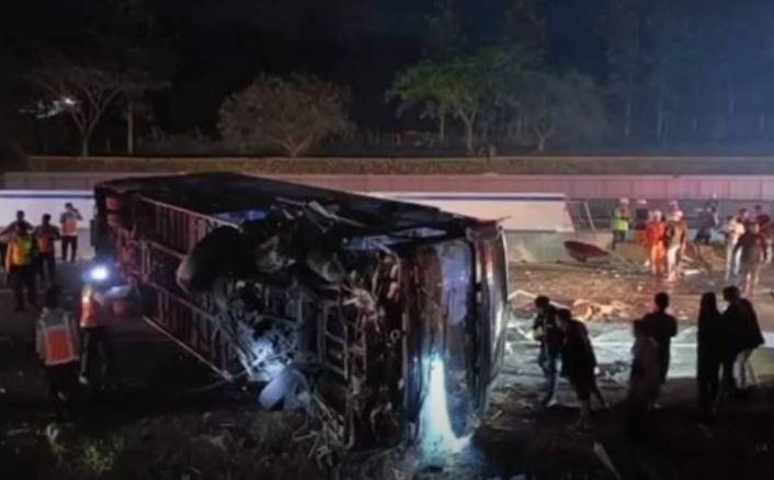 title Bus Rombongan Wisatawan Tabrak Truk di Tol Cipali Subang, 2 Tewas 10 Luka-Luka Bus Rombongan Wisatawan Tabrak Truk di Tol Cipali Subang, 2 Tewas 10 Luka-Luka