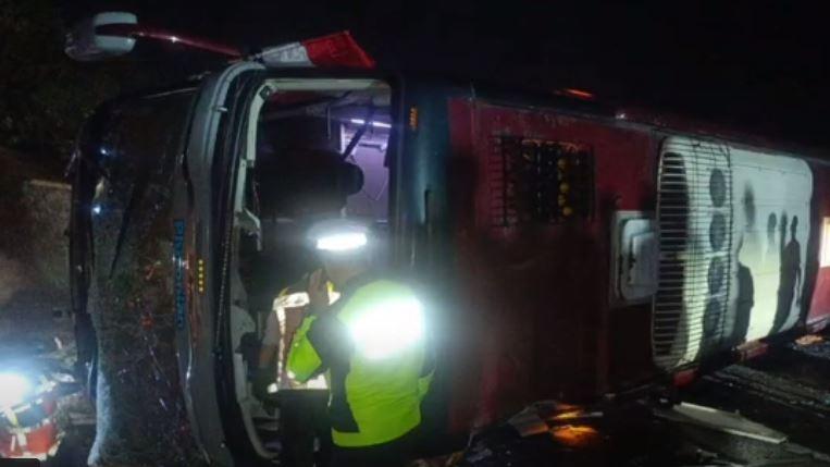 Detik-Detik Kecelakaan Maut Bus Wisatawan Tabrak Truk di Tol Cipali Subang