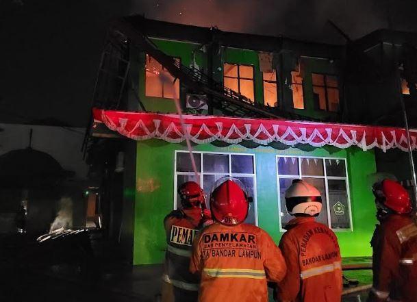 title Kantor Kemenag Bandarlampung Kebakaran, Diduga akibat Korsleting Listrik Kantor Kemenag Bandarlampung Kebakaran, Diduga akibat Korsleting Listrik
