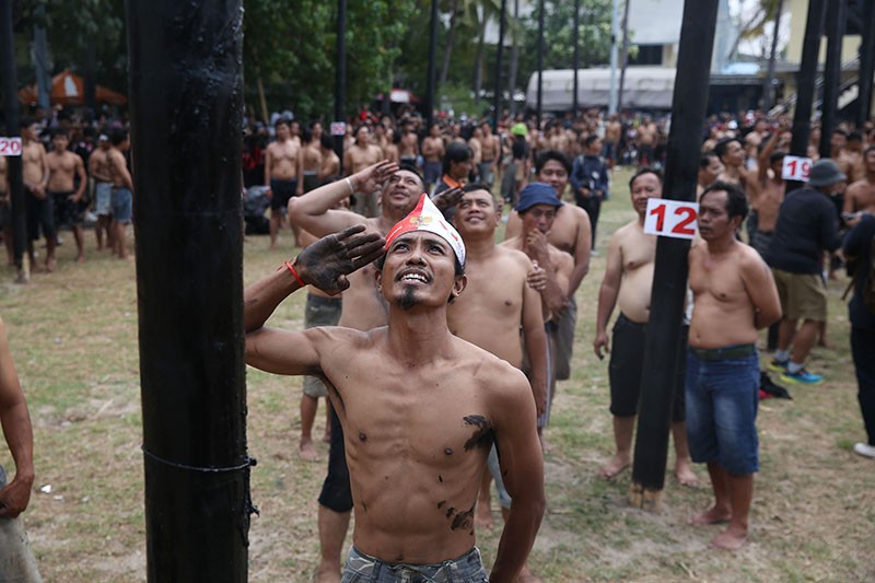 Foto-Foto Keseruan Lomba Panjat Pinang di Pantai Ancol - Bagian 4
