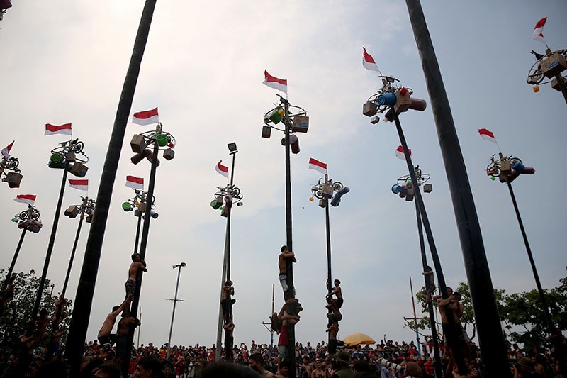 Foto-Foto Keseruan Lomba Panjat Pinang di Pantai Ancol - Bagian 3