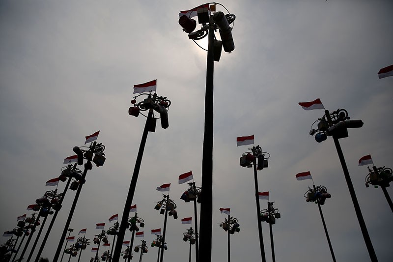 Foto-Foto Keseruan Lomba Panjat Pinang di Pantai Ancol - Bagian 2