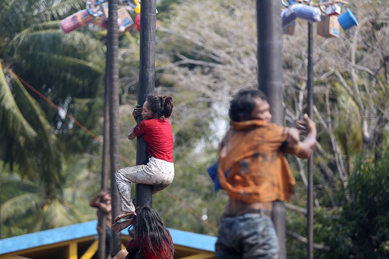 Foto-Foto Keseruan Lomba Panjat Pinang di Pantai Ancol - Bagian 5
